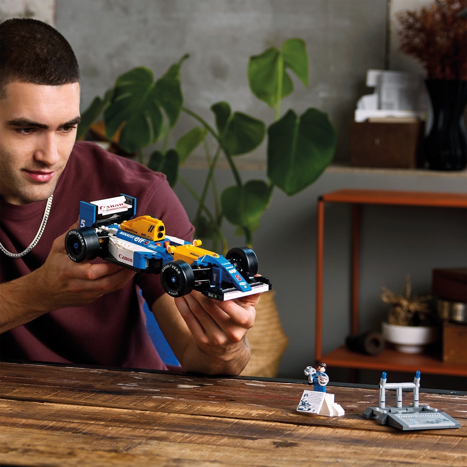 LEGO® ICONS™ Williams Racing FW14B & Nigel Mansell