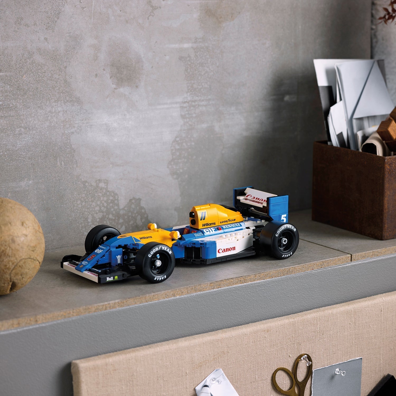 LEGO® ICONS™ Williams Racing FW14B & Nigel Mansell
